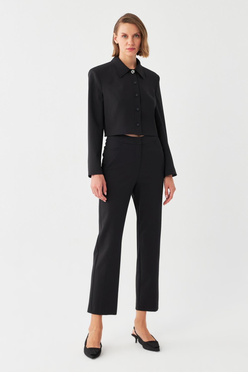 Süs Dikiş Detaylı Kısa Ceket Takım SİYAH