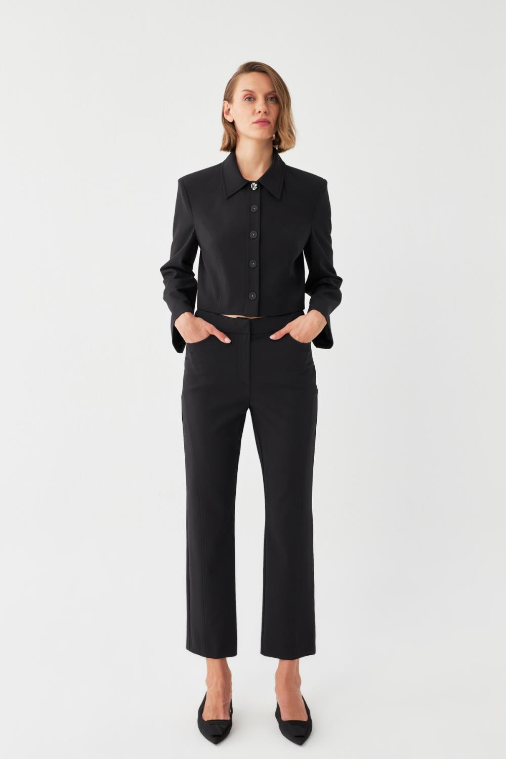 Süs Dikiş Detaylı Kısa Ceket Takım SİYAH