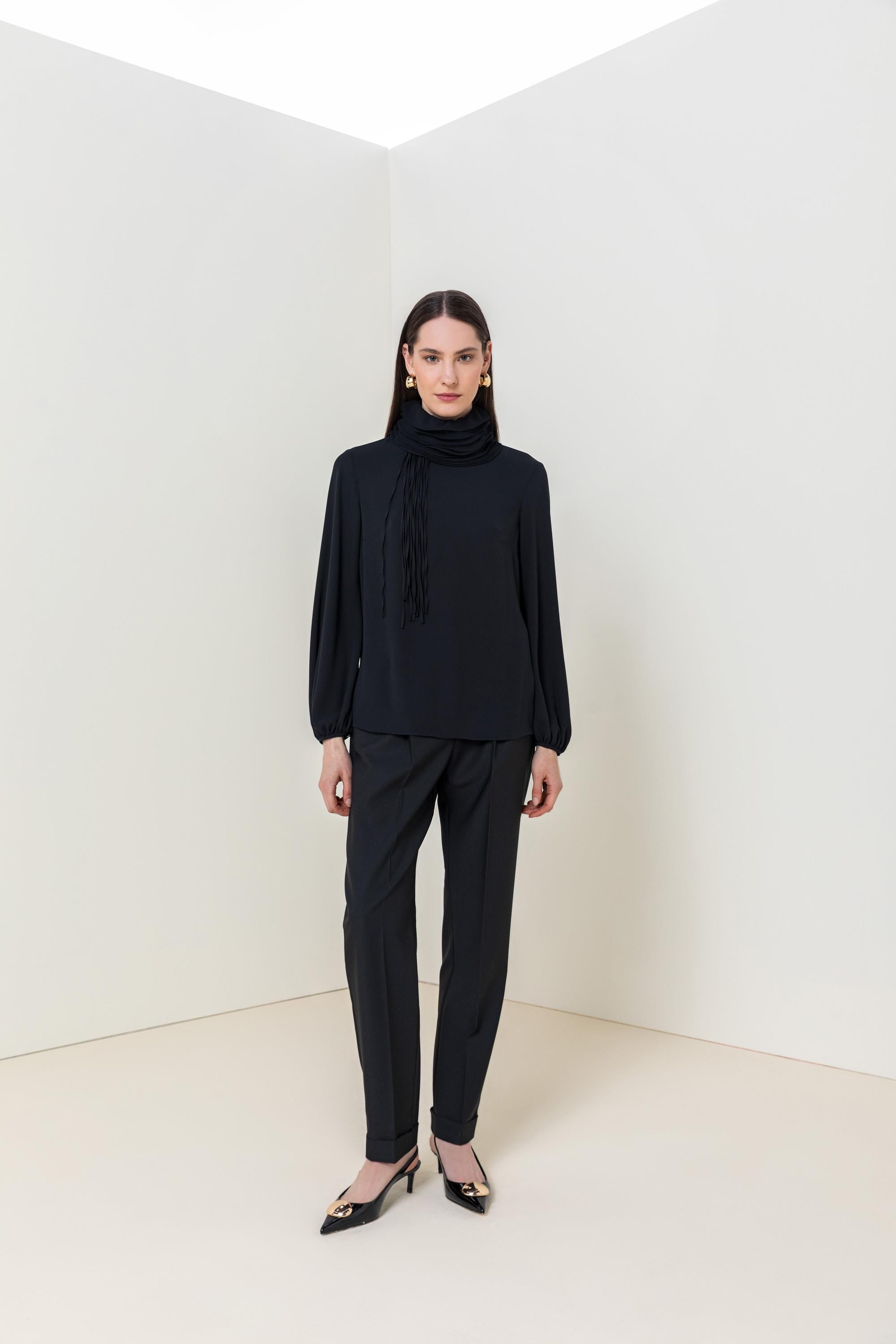 YAKA DETAY DÖKÜMLÜ BLUZ 26W10820