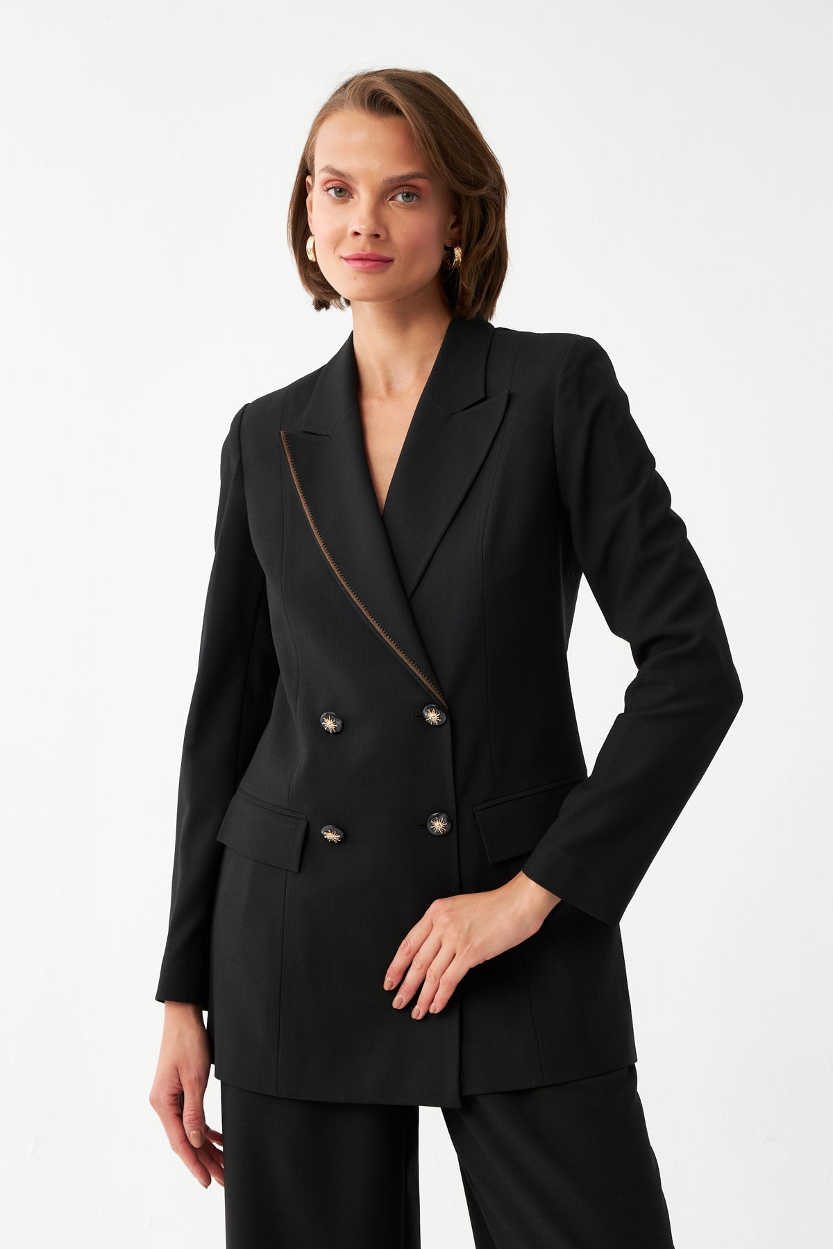 Yakası Nakış Detaylı Ceket SİYAH