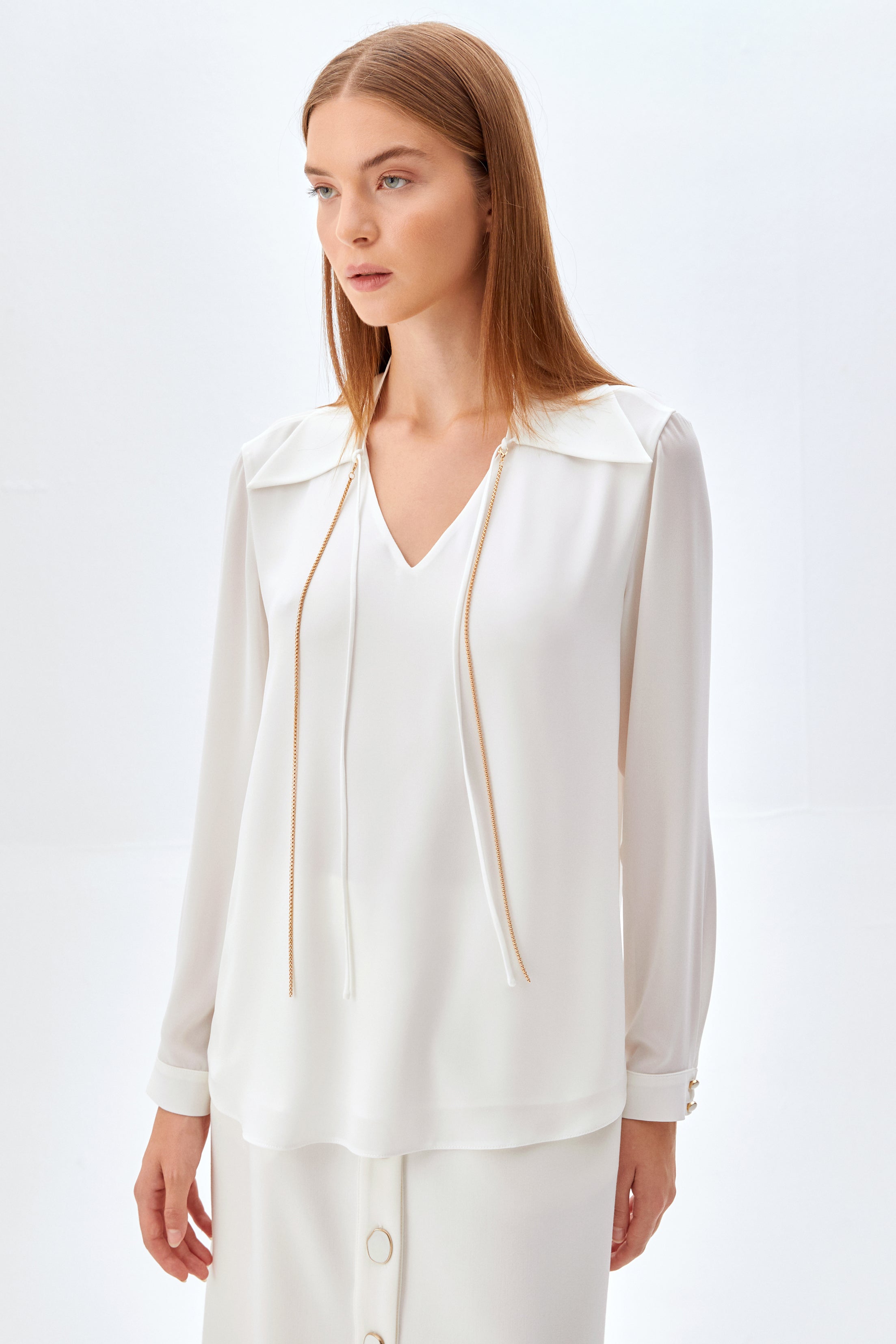 Yakası Zincir Detaylı Bluz