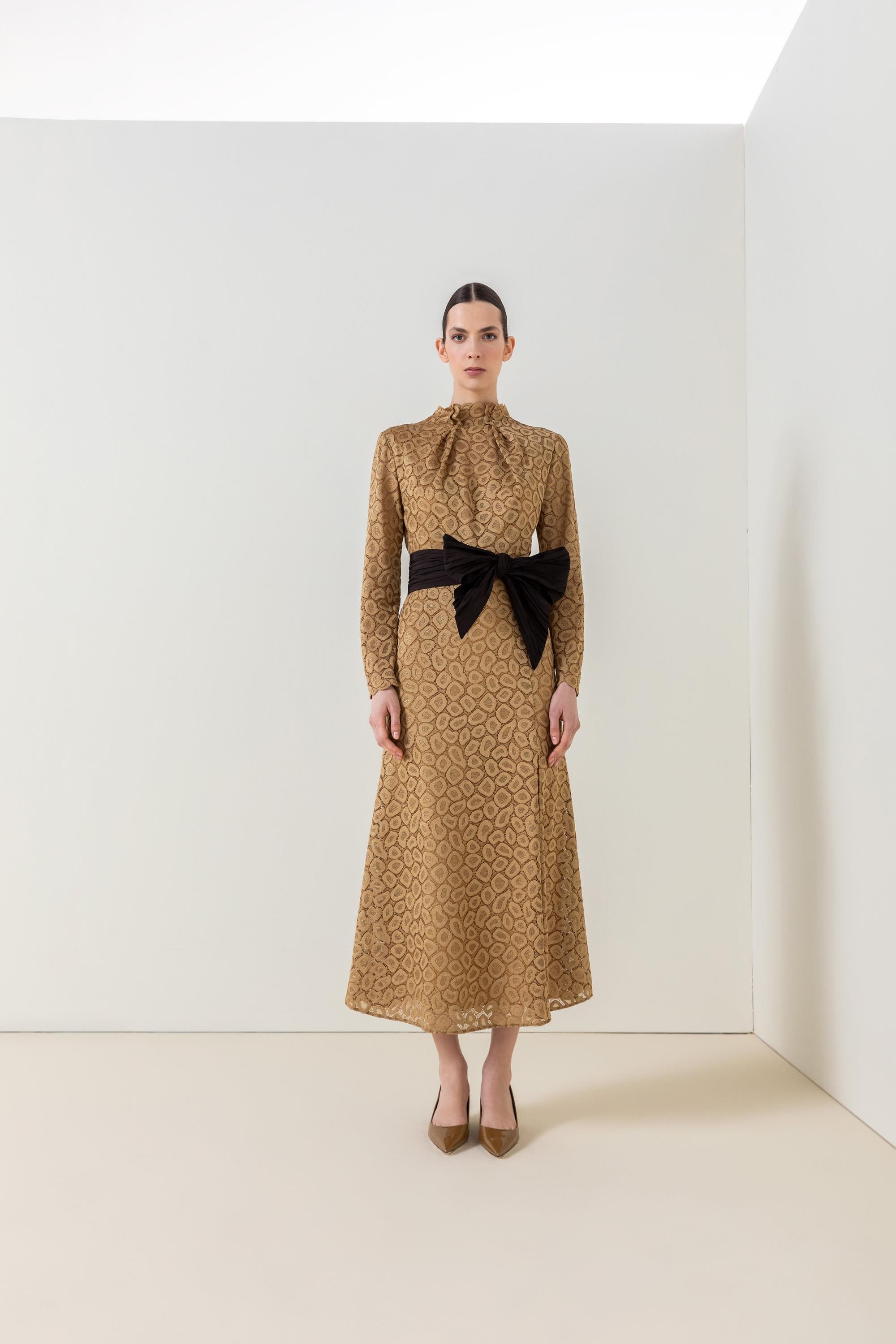 YÜKSEK YAKA UZUN ELBİSE 26W40835