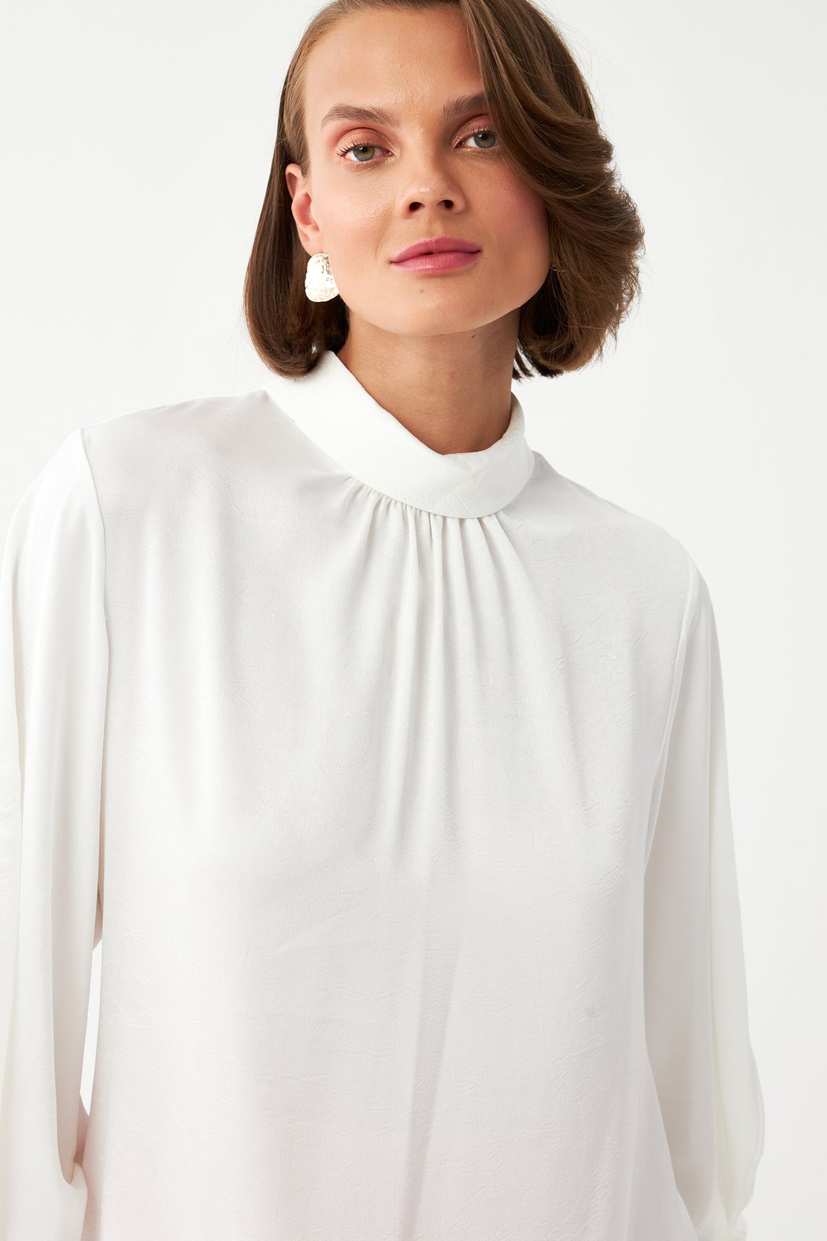 Saten Dokulu Ekru Bluz