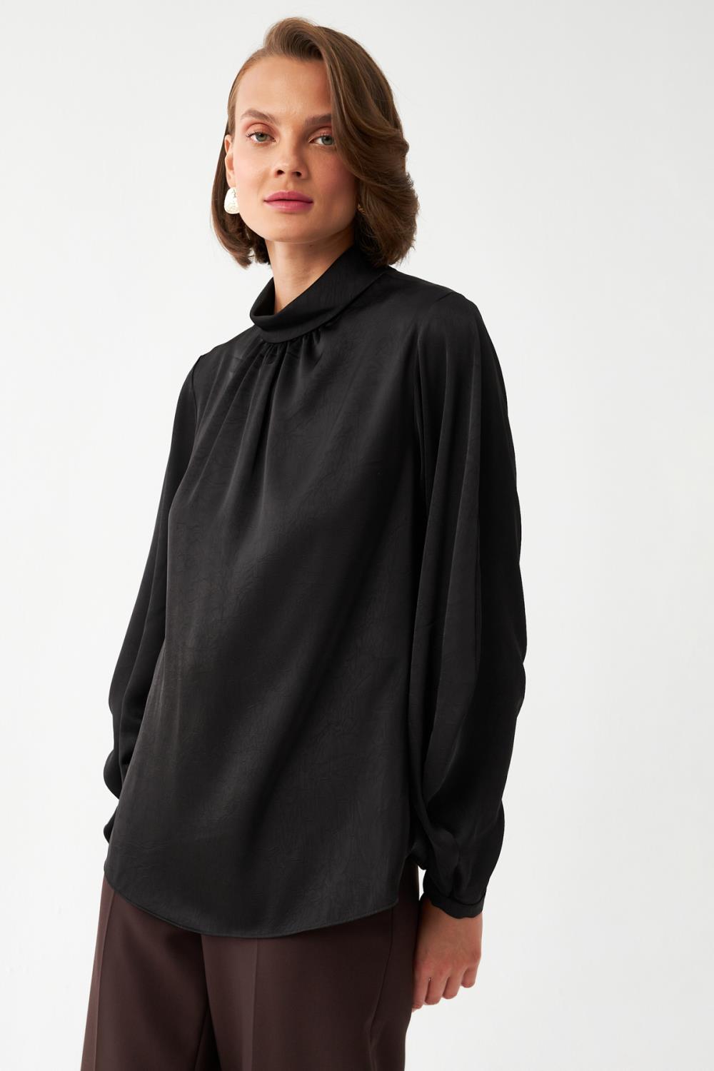 Saten Dokulu Siyah Bluz