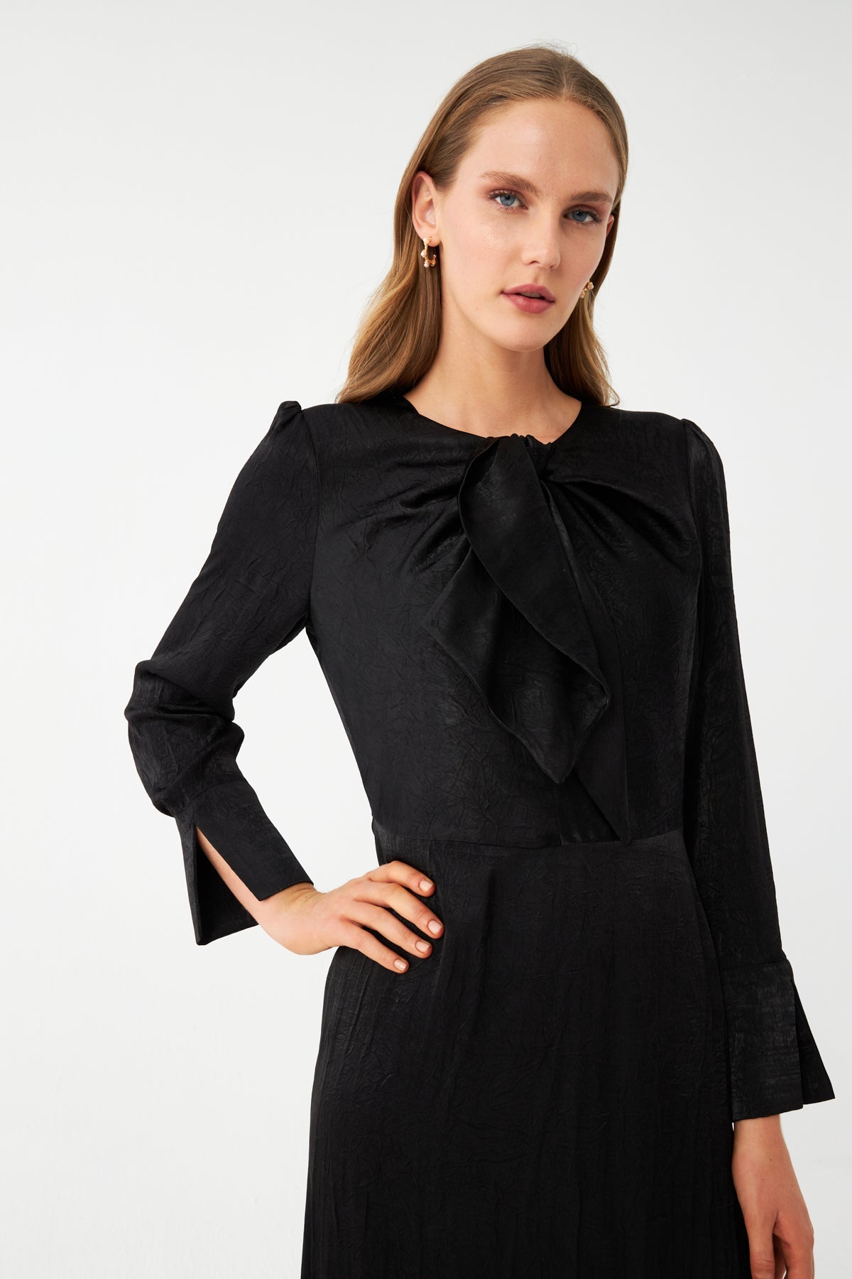 Fiyonk Detaylı Midi Elbise