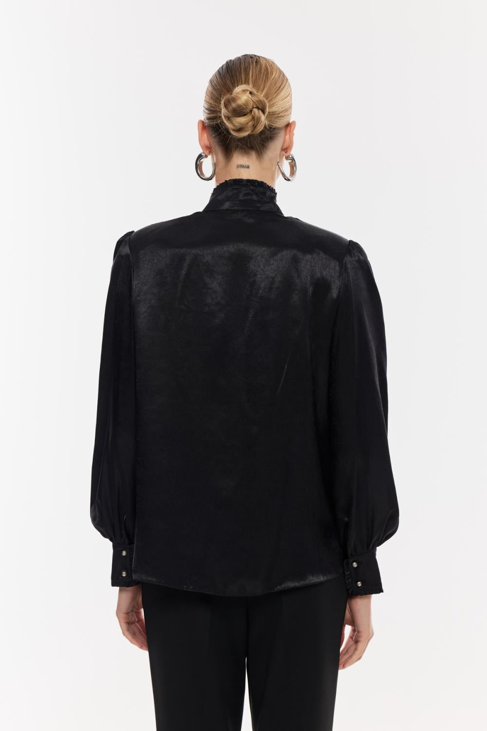 Saten Dokulu Düğme Detaylı Gömlek