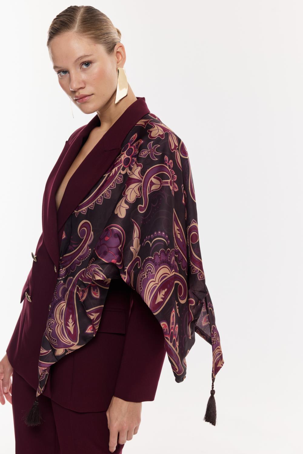 Desen Detaylı Çift Düğmeli Takım