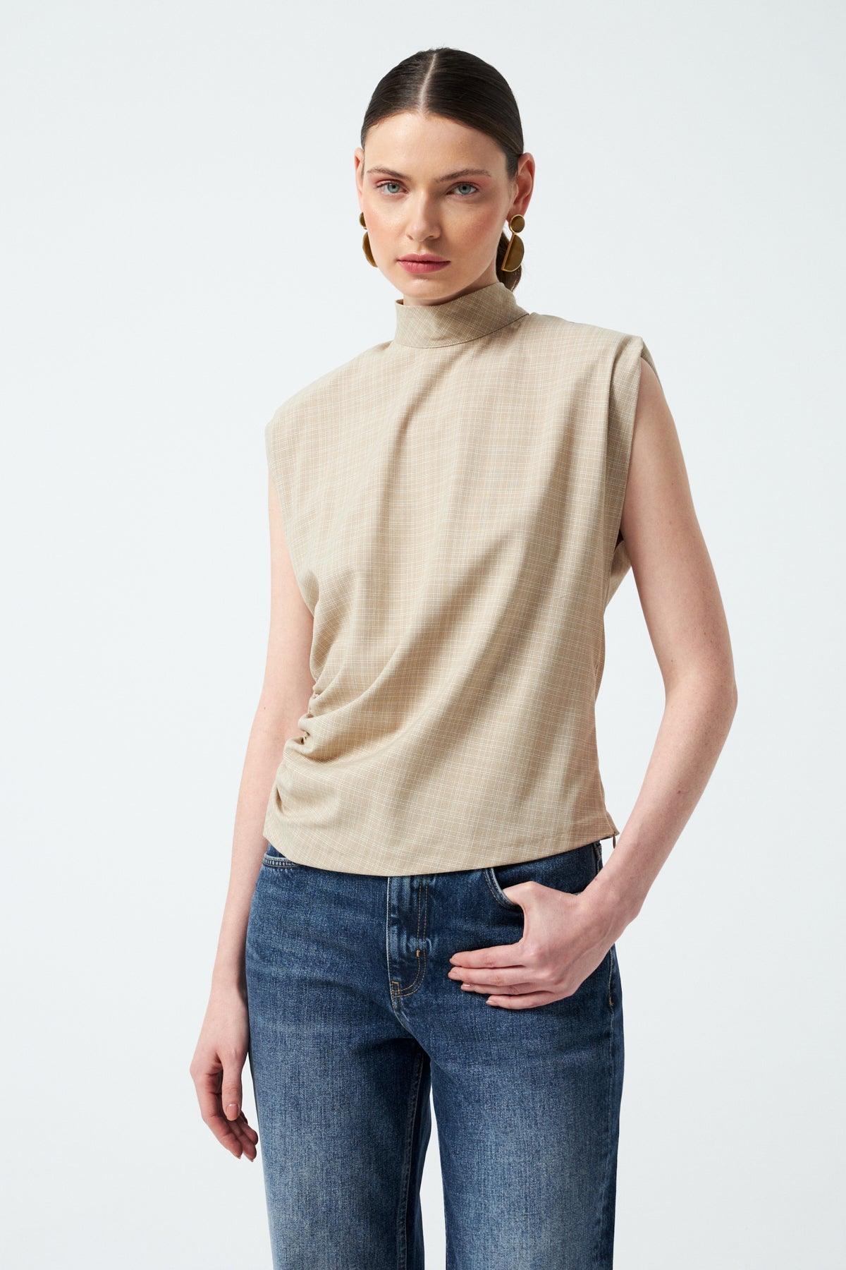 Dik Yaka Yanı Drapeli Sıfır Kol Bluz - Bej