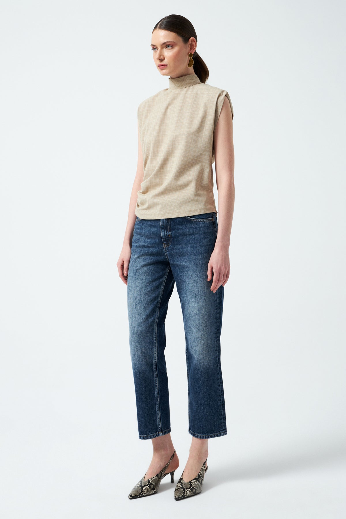 Dik Yaka Yanı Drapeli Sıfır Kol Bluz - Bej