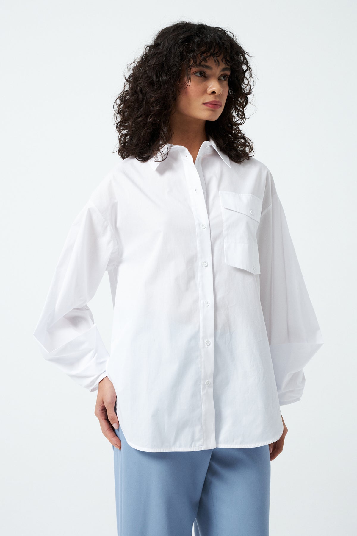 Tek Cepli Yandan Yırtmaçlı Oversize Gömlek - Beyaz