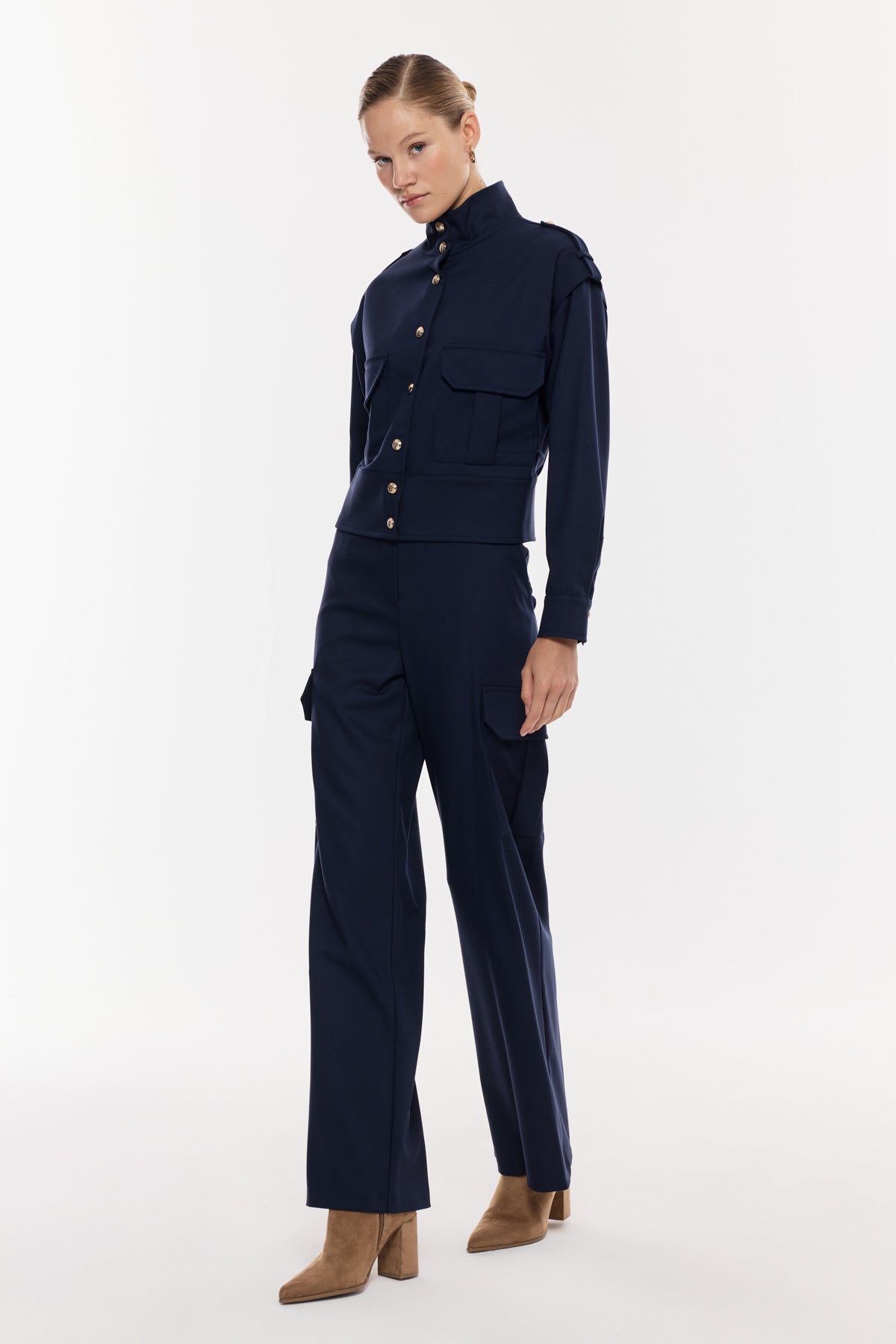 Yüksek Yakalı Düğme Detaylı Takım