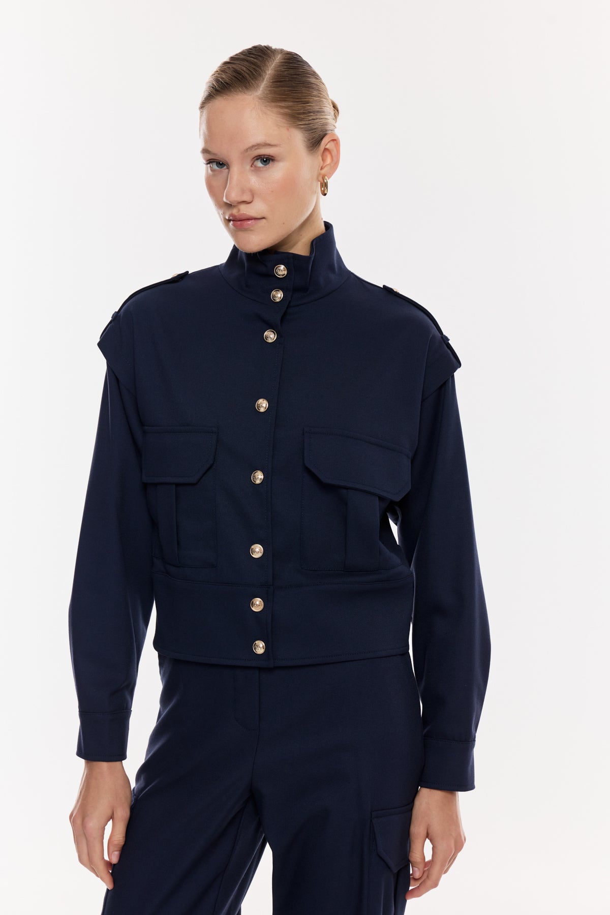 Yüksek Yakalı Düğme Detaylı Takım