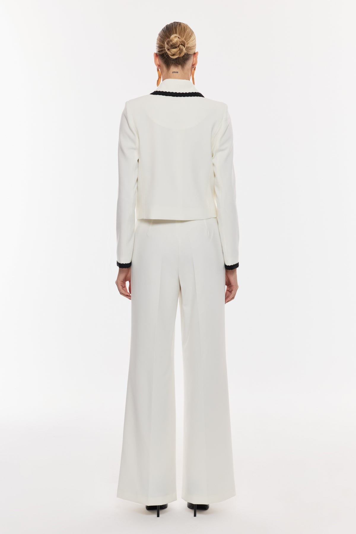 Zarif Düğme Detaylı Klasik Takım