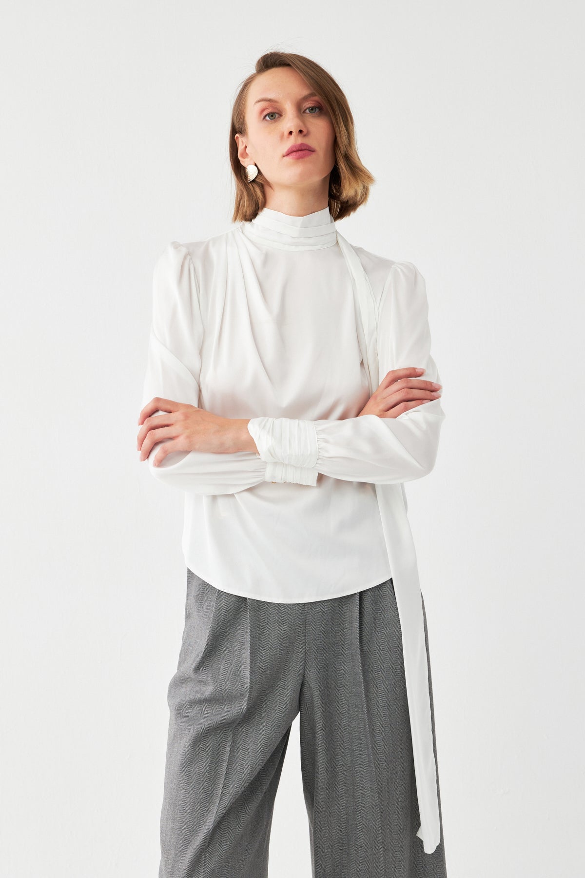 Dik Yaka uzun Kol Saten Bluz Beyaz