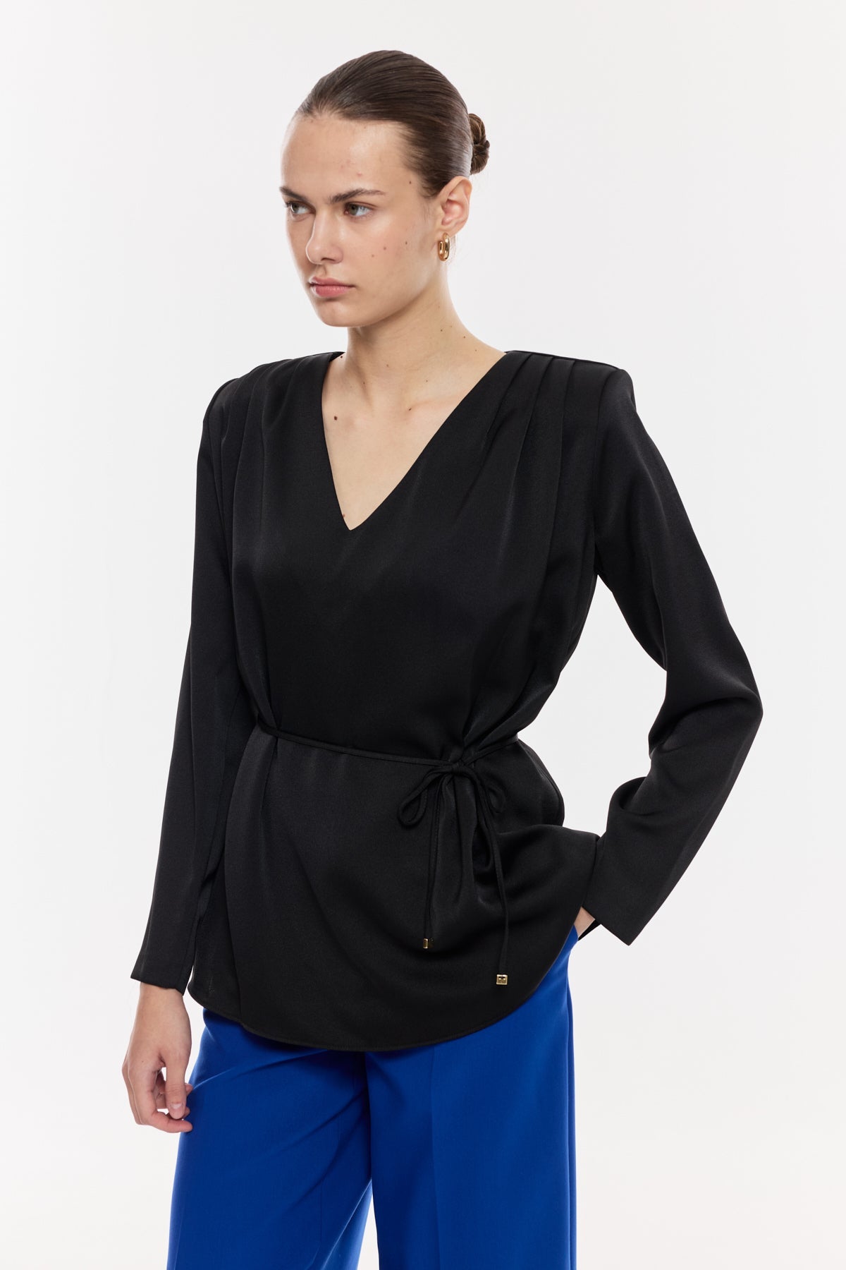 Kuşaklı V Yaka Bluz