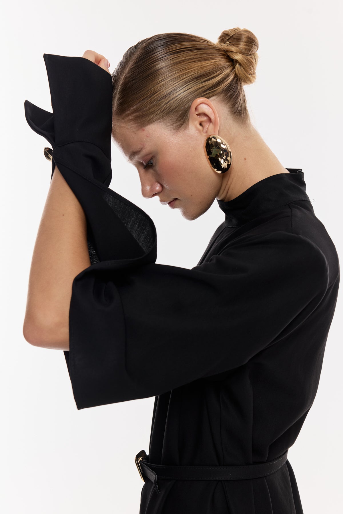 Yırtmaç Detaylı Kemerli Midi Elbise