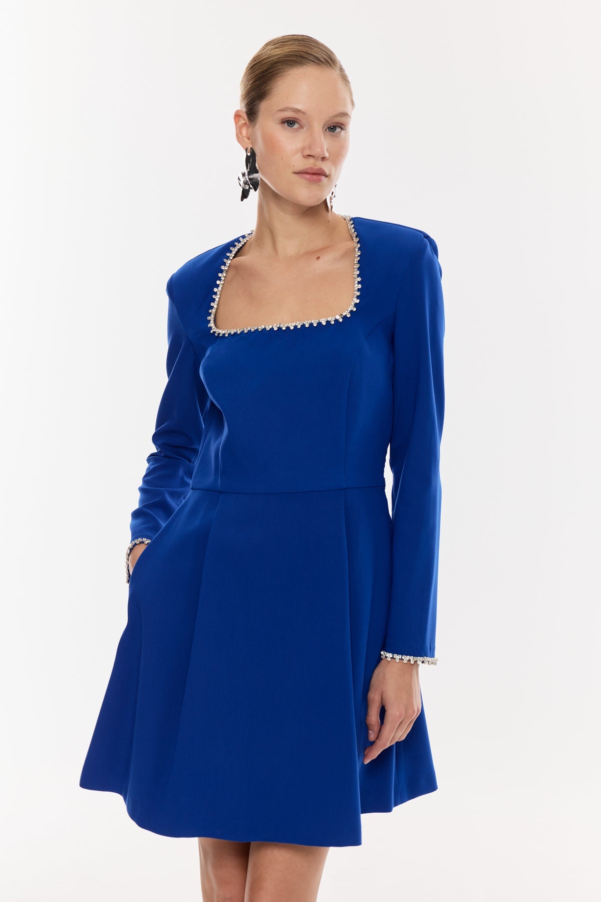 Kare Yaka İnci Detaylı Mini Elbise