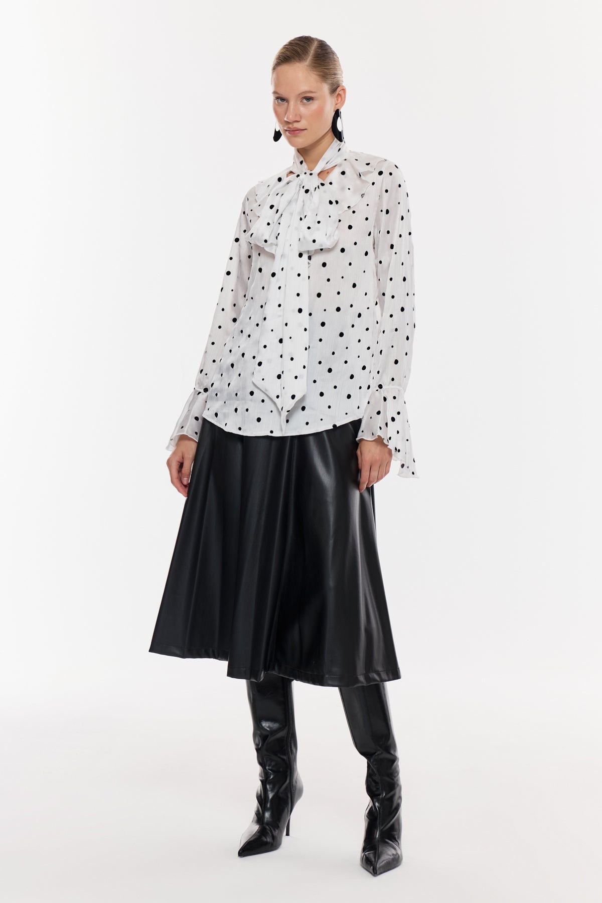 Puantiye Desenli Fular Yaka Bluz