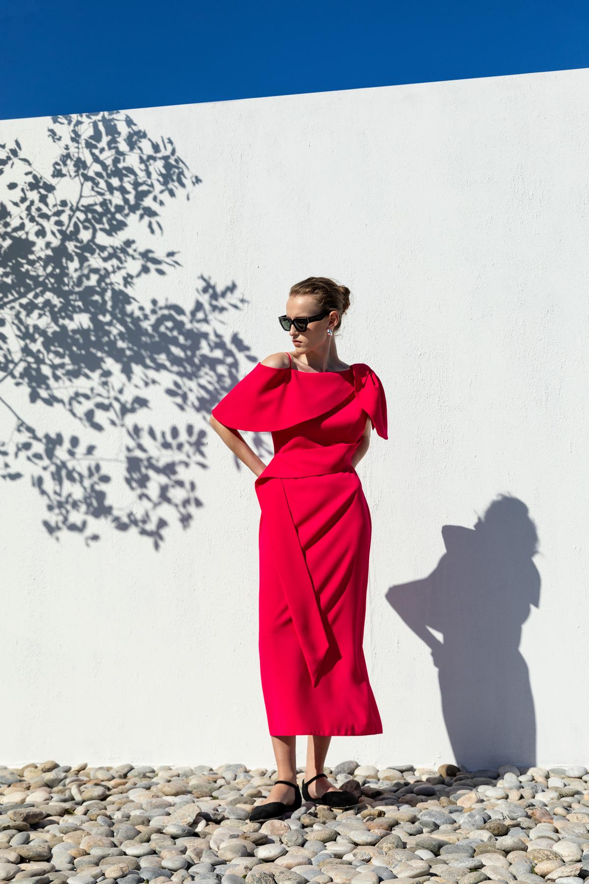 AÇIK OMUZ KUŞAKLI ELBİSE 26W40808