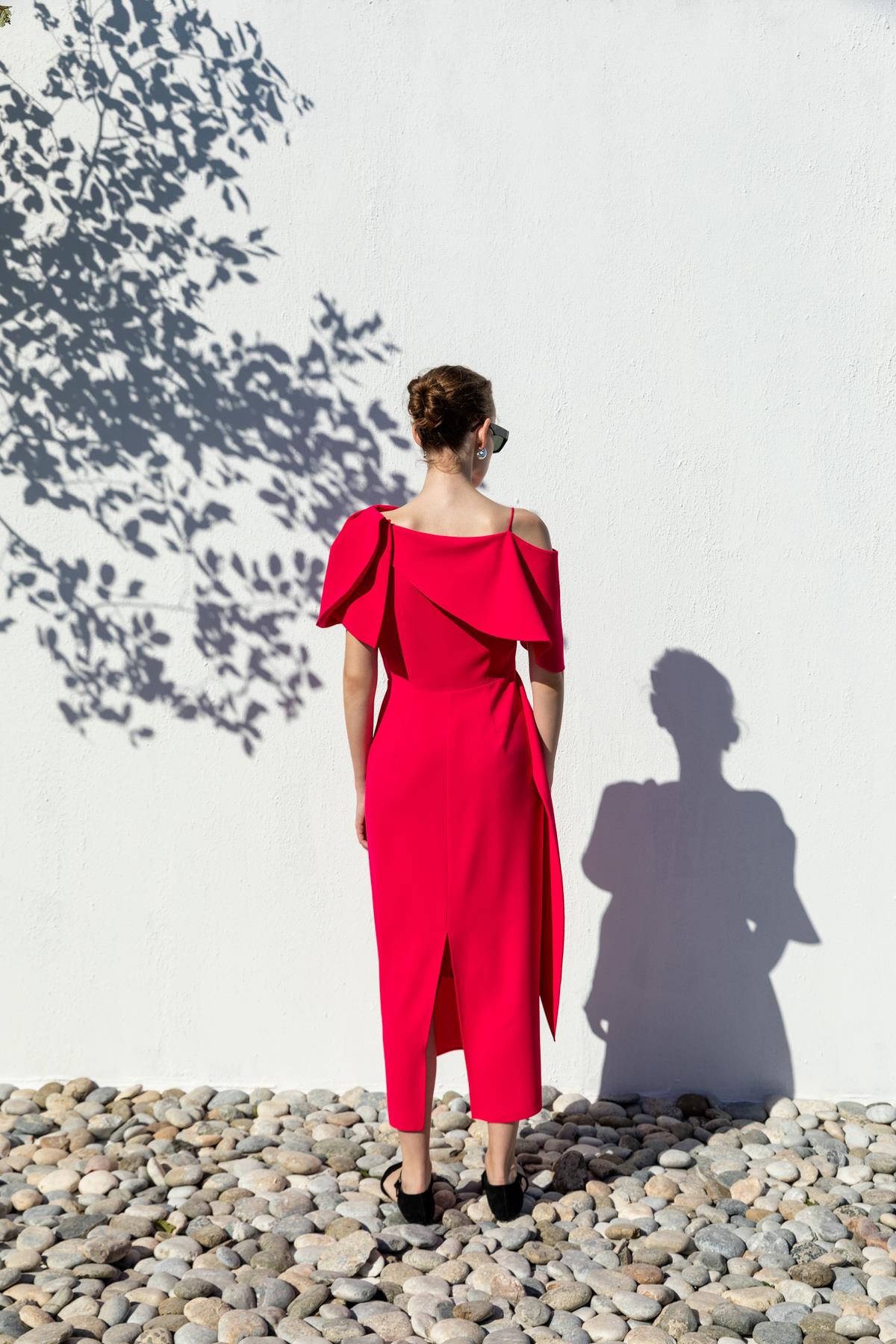 AÇIK OMUZ KUŞAKLI ELBİSE 26W40808