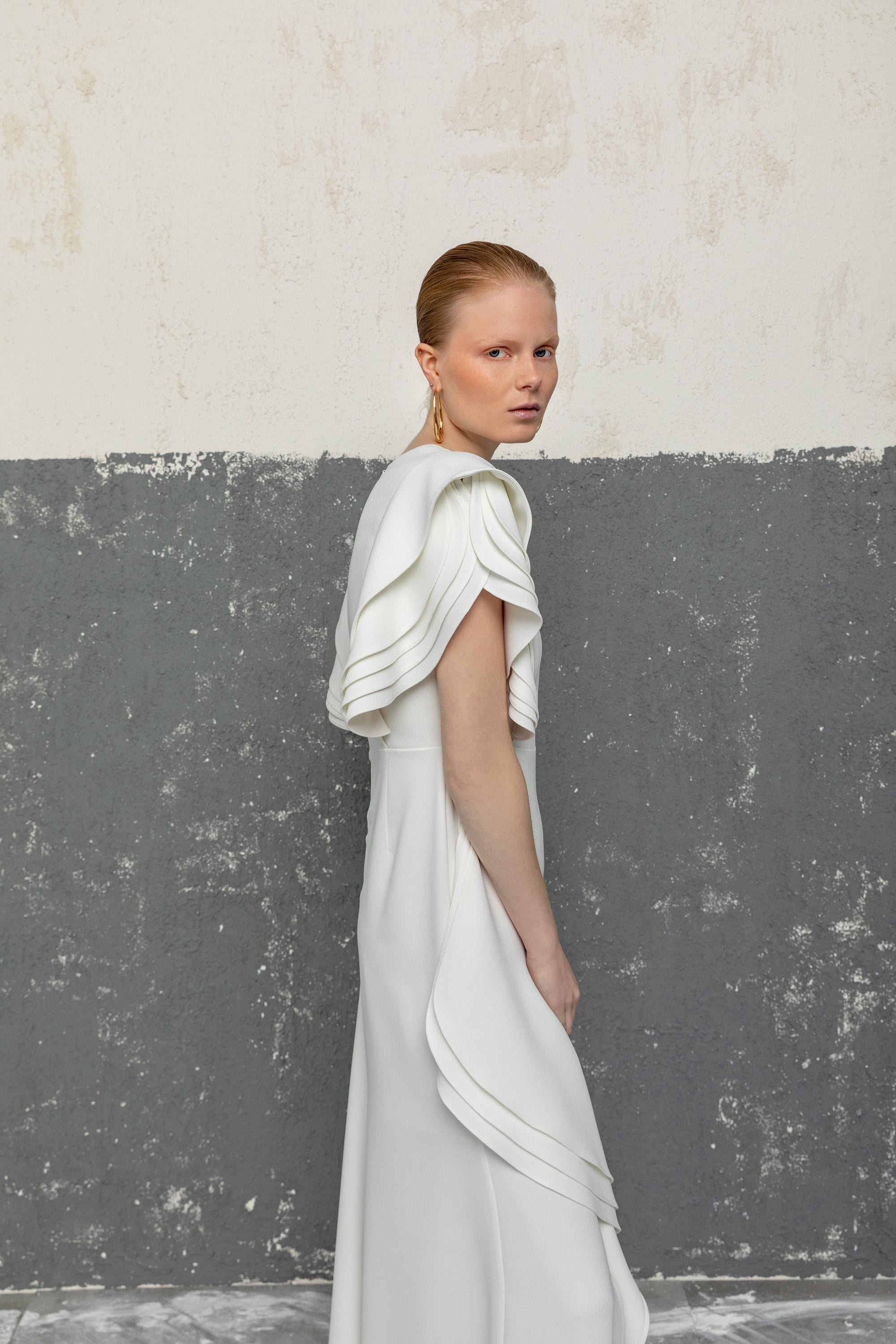 ASİMETRİK VOLANLI UZUN ELBİSE 26W40879