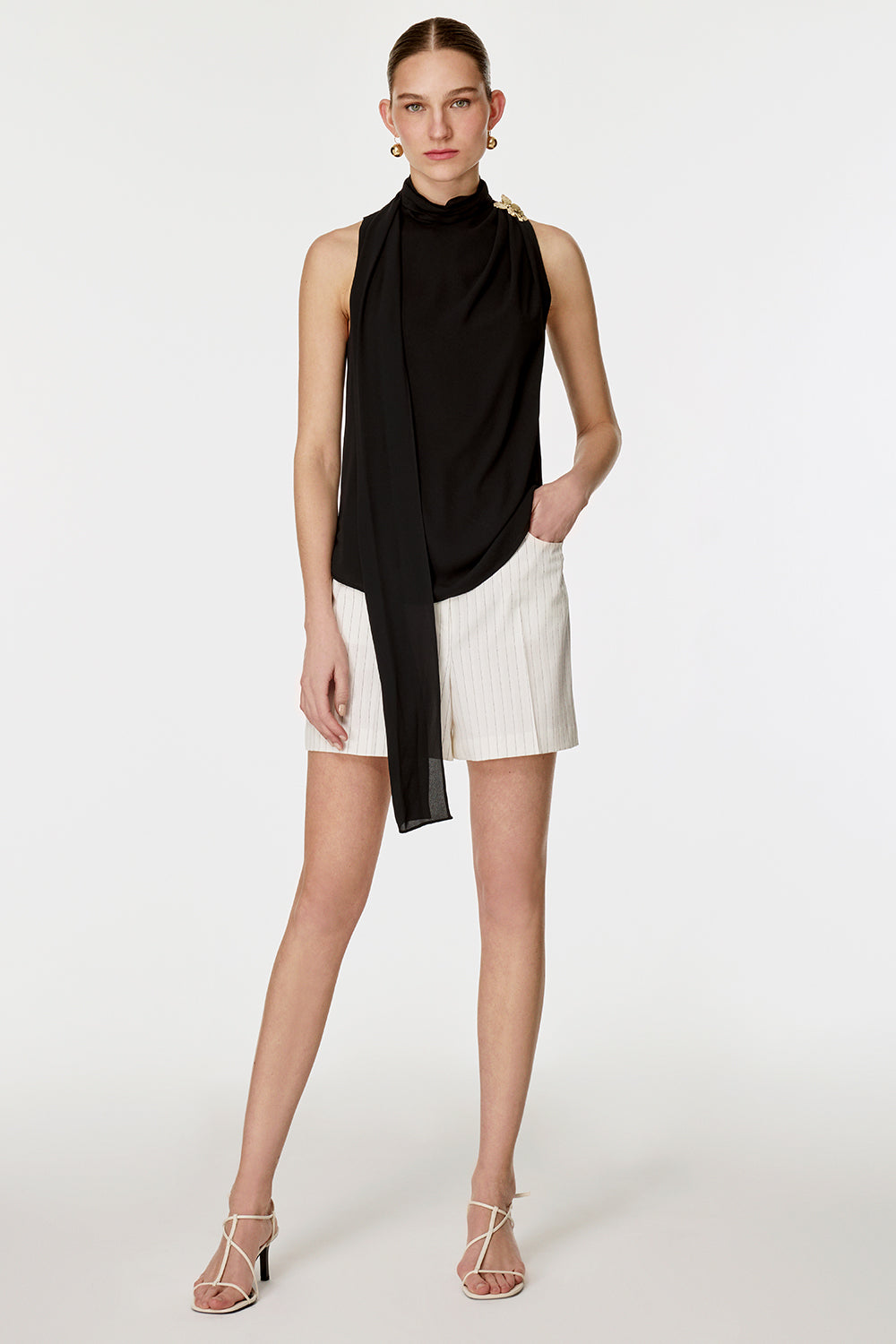 Yakası Flarlı Broşlu Bluz SİYAH