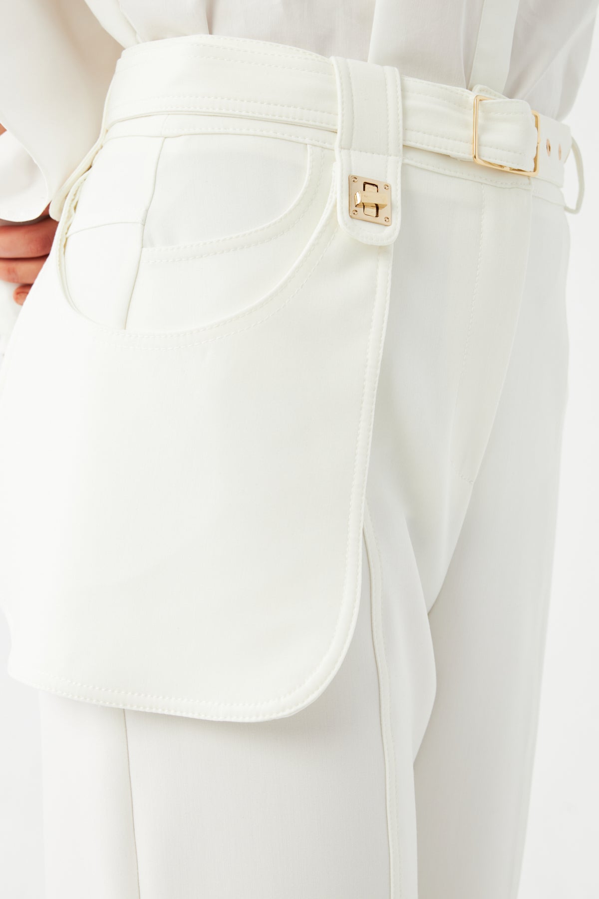 Kemerli Düz Paça Pantolon