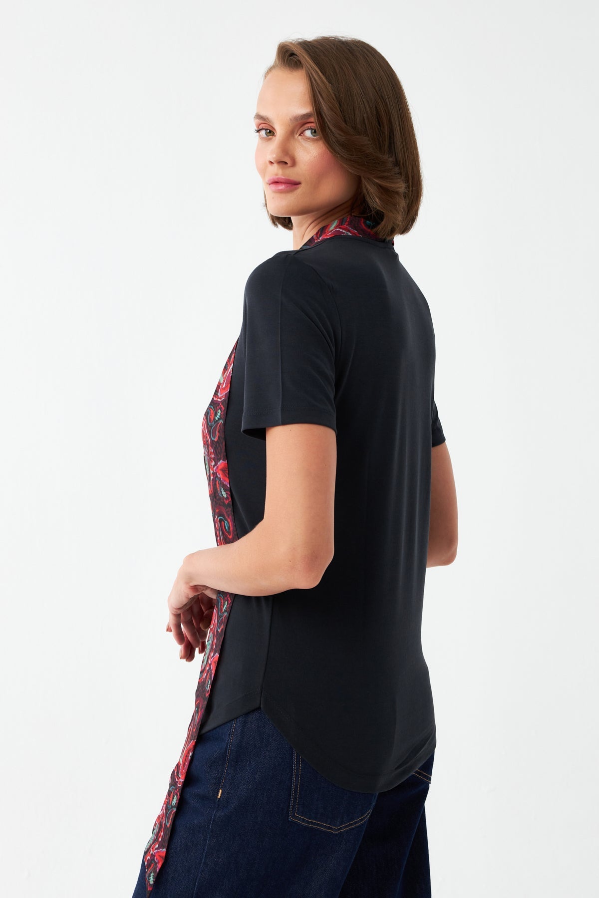 Desenli Fular Detaylı Tişört