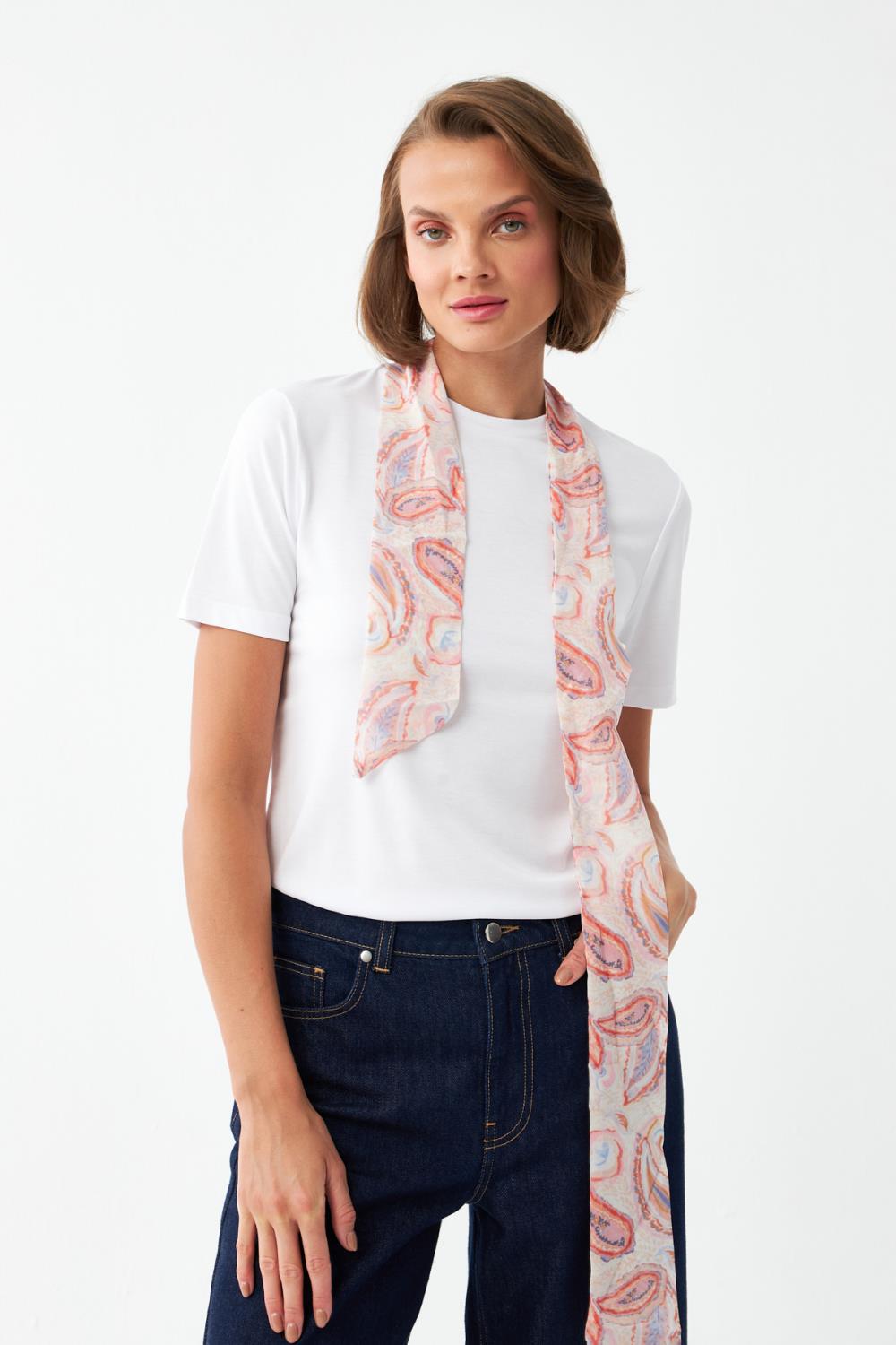 Desenli Fular Detaylı Tişört