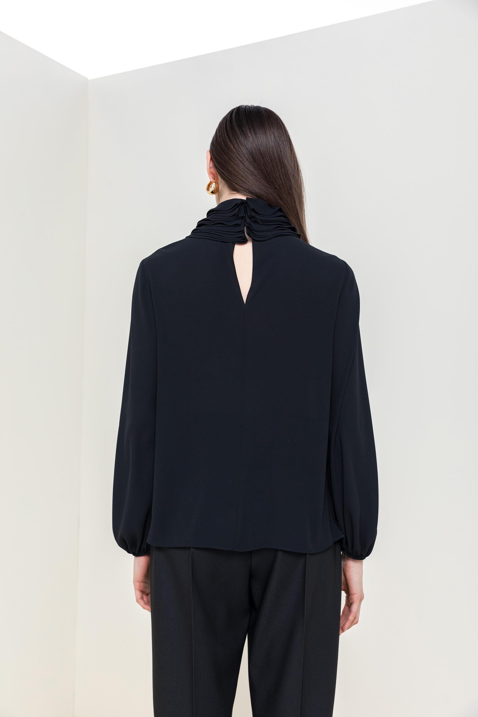 YAKA DETAY DÖKÜMLÜ BLUZ 26W10820