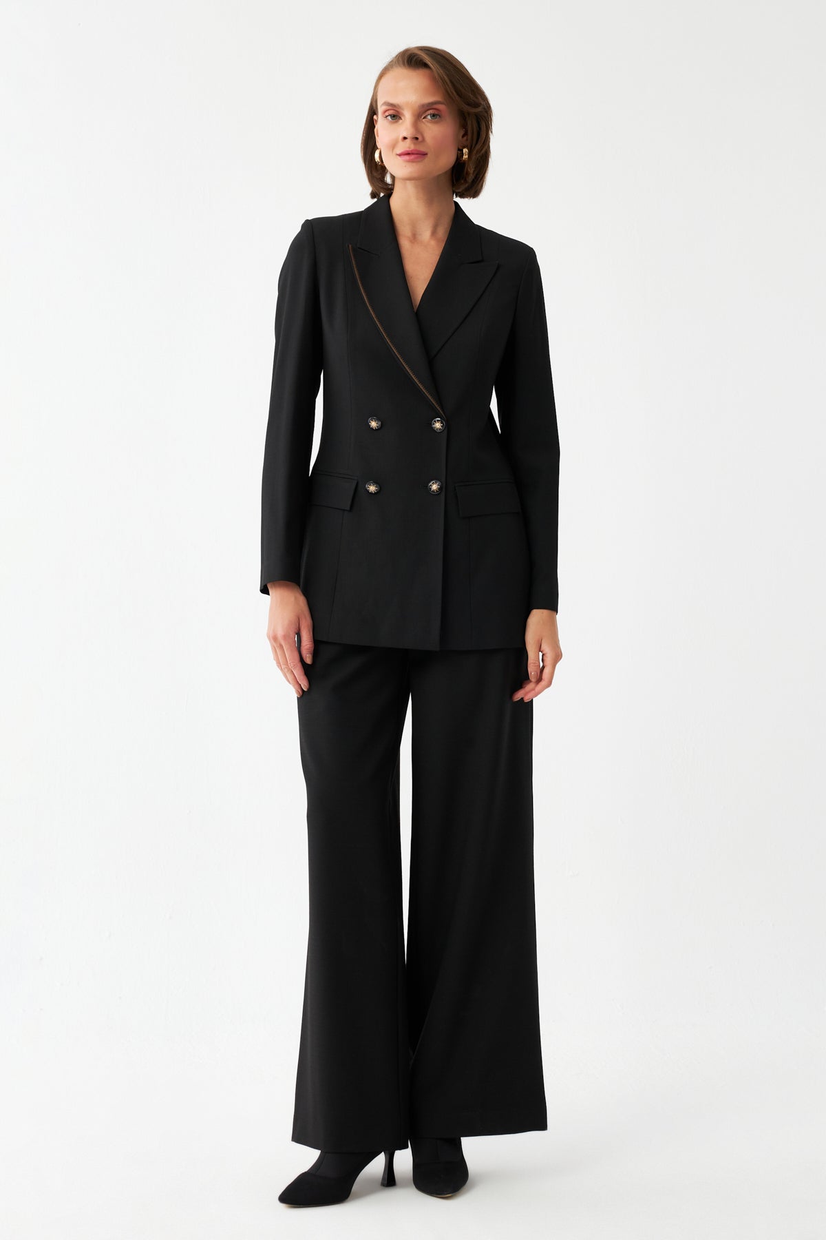 Yakası Nakış Detaylı Ceket SİYAH