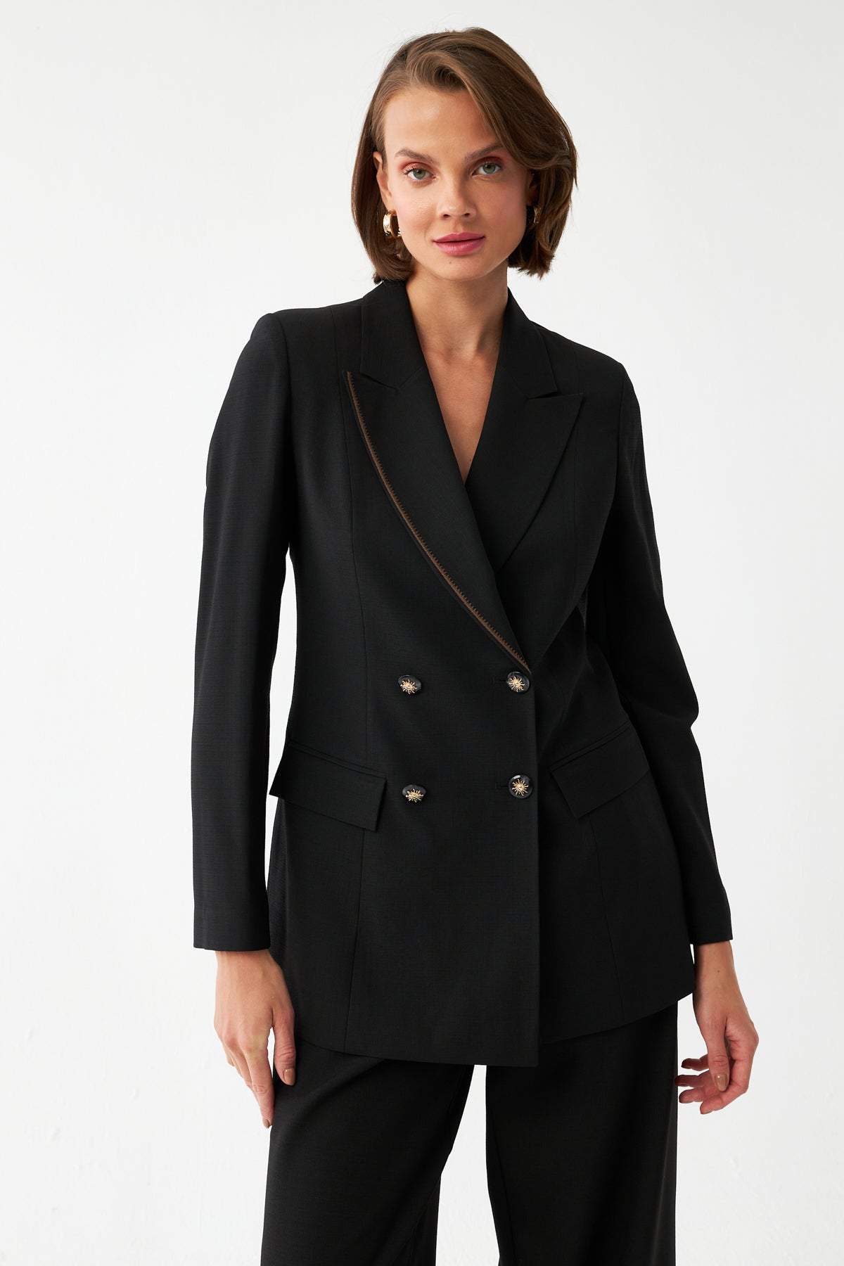 Yakası Nakış Detaylı Ceket SİYAH