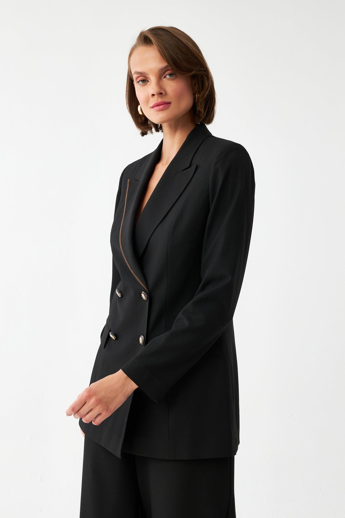 Yakası Nakış Detaylı Ceket SİYAH