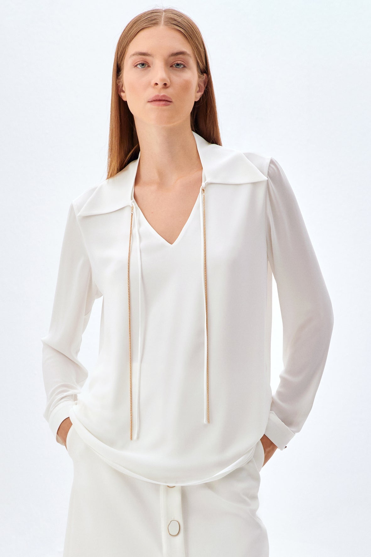 Yakası Zincir Detaylı Bluz