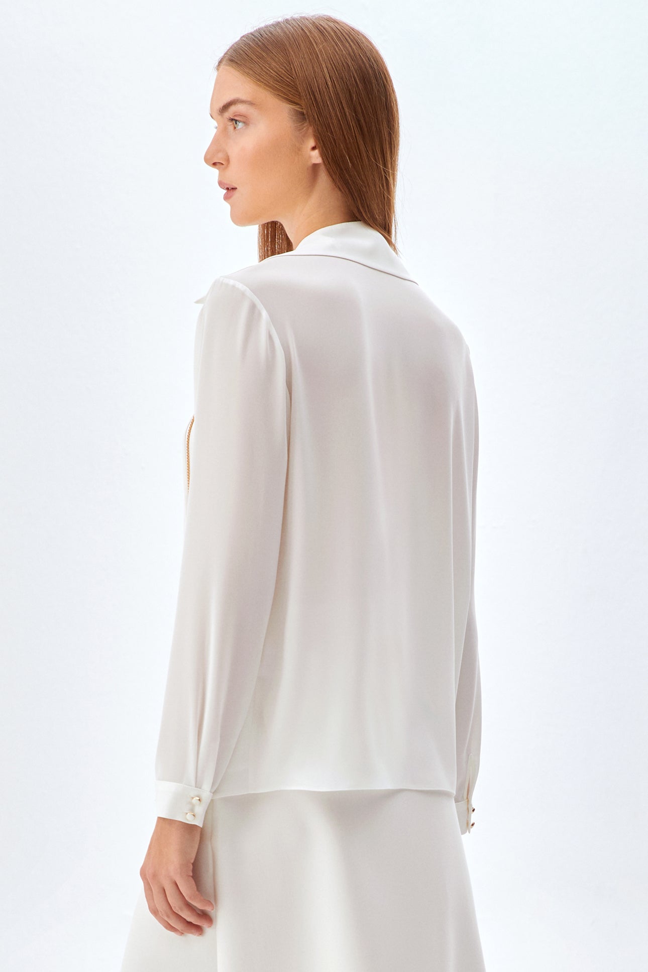 Yakası Zincir Detaylı Bluz