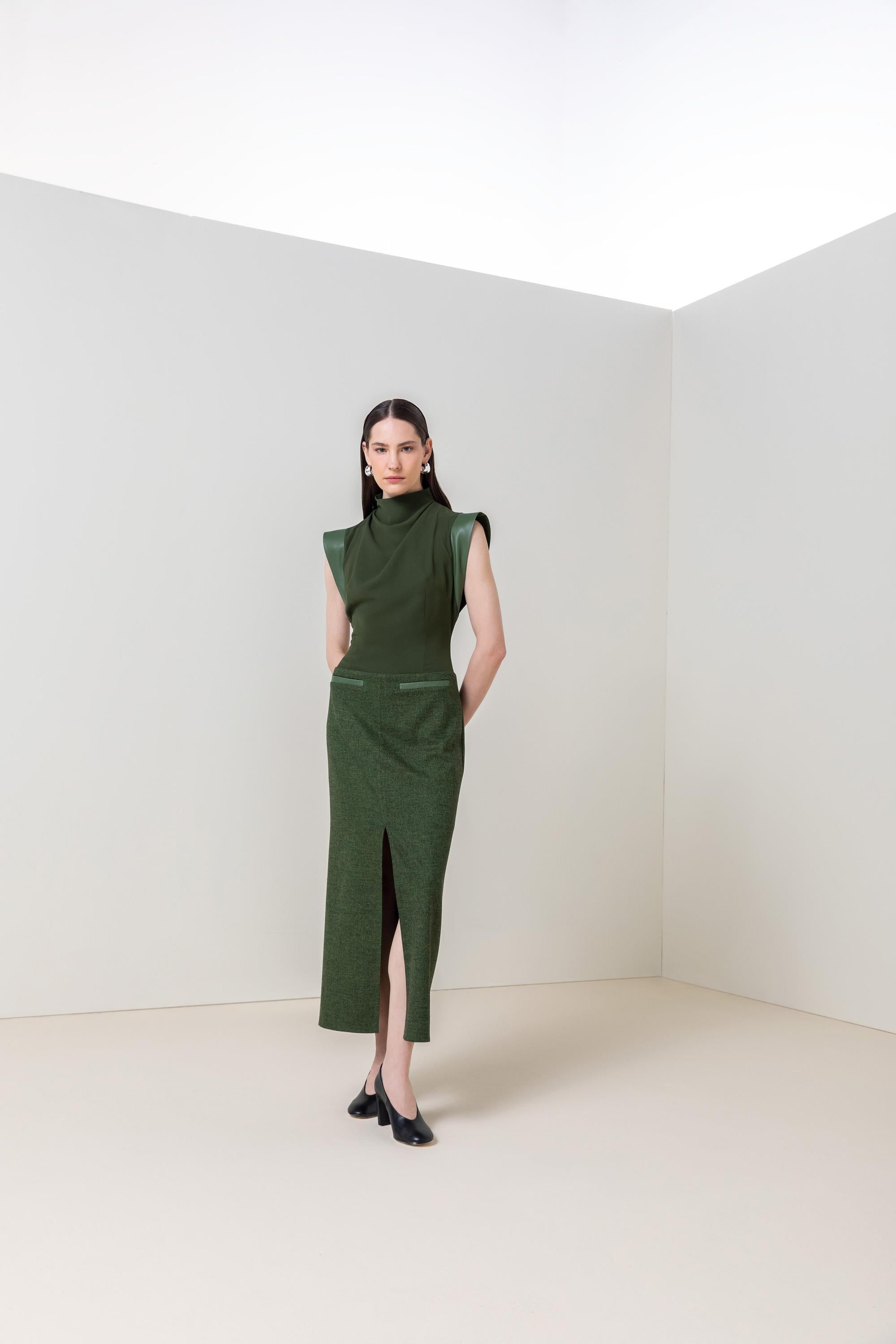 YÜKSEK YAKA DRAPELİ ELBİSE 26W40887