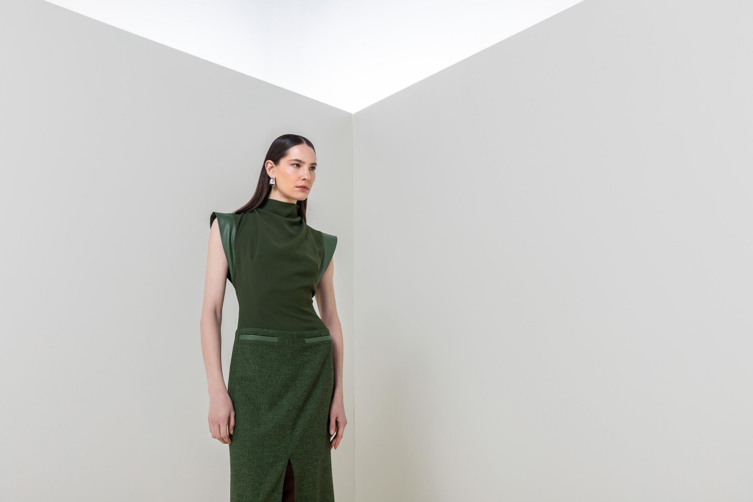 YÜKSEK YAKA DRAPELİ ELBİSE 26W40887