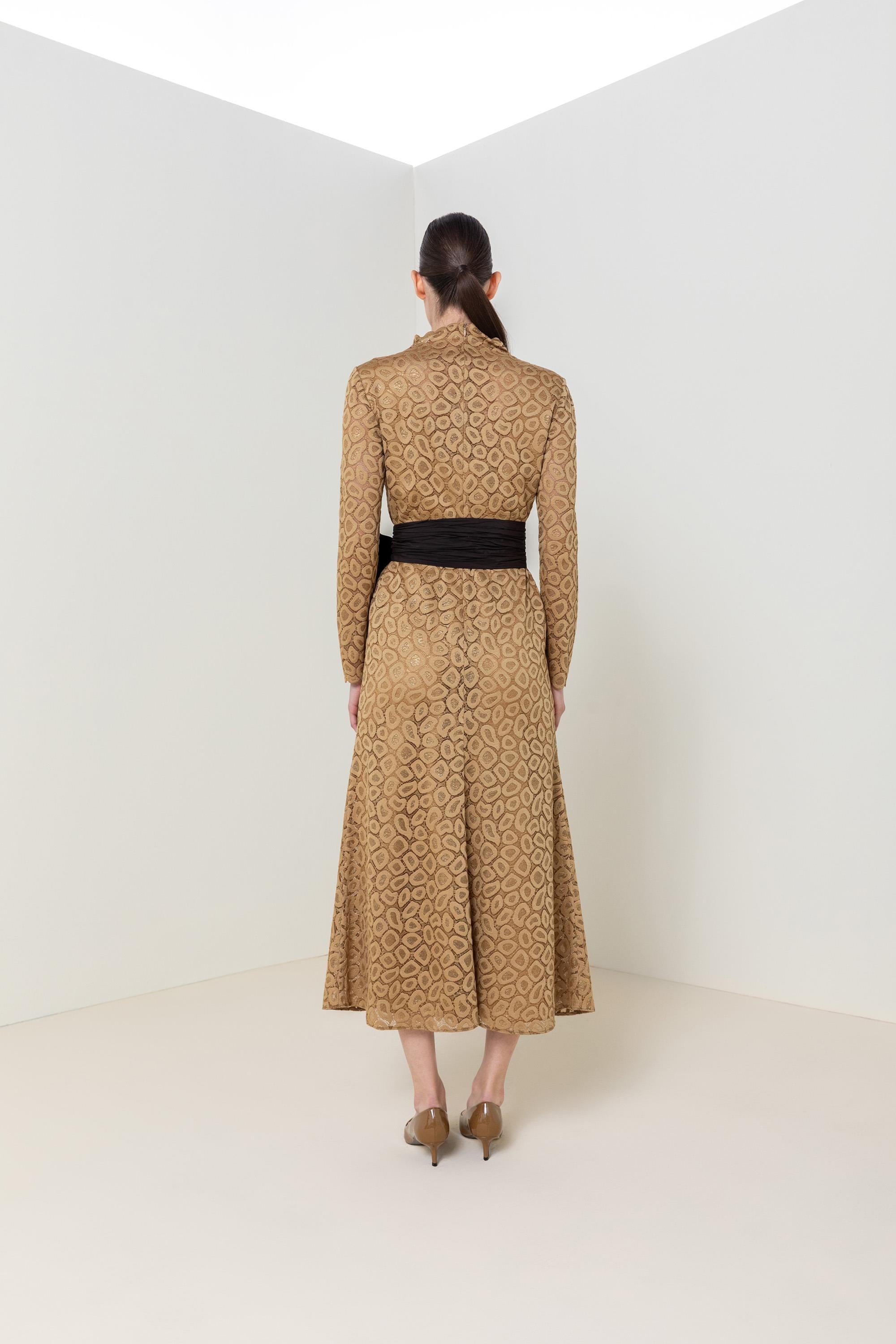 YÜKSEK YAKA UZUN ELBİSE 26W40835